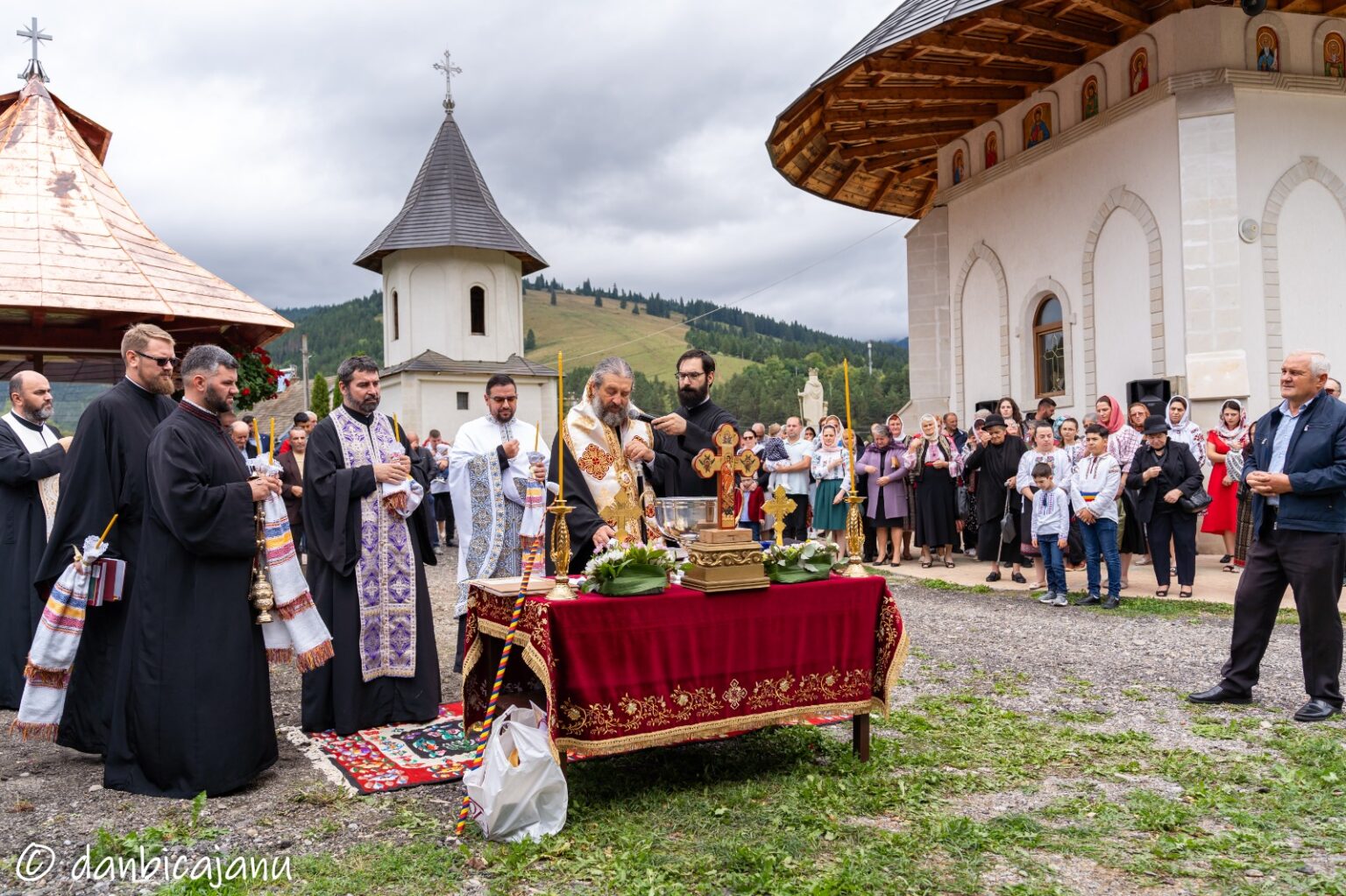 Sfiinţirea Casei Parohiale şi a Capelei din Parohia „Adormirea Maicii Domnului” din Poiana Grinţieşului