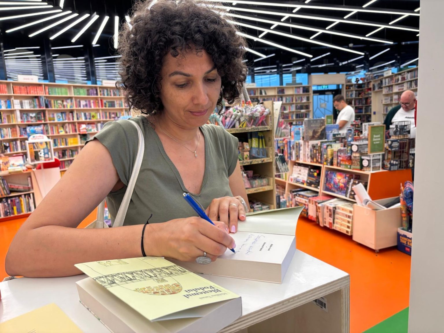Despre literatură și nu numai – interviu cu scriitoarea Mădălina Tanasă